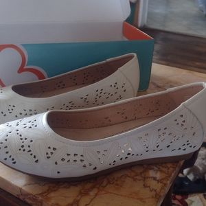 Baretraps memory foam size 9 new in box.